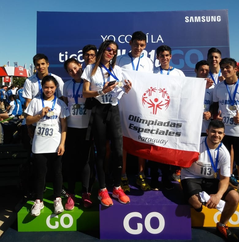 Atletas de Olimpiadas Especiales Paraguay antes de la Corrida Tigo Run 2018